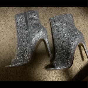 Steve Madden dispute-R heel. Perfect for upcoming holidays.